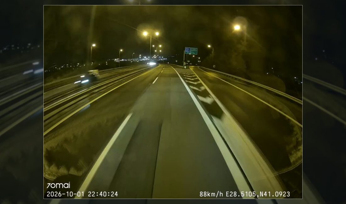 İstanbul'da tali yoldan çıkan sürücüye tırın çarptığı kaza anı güvenlik