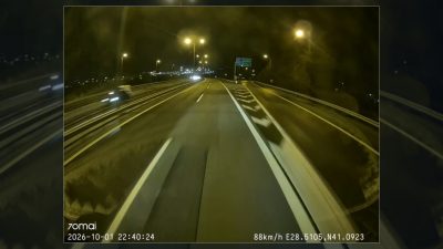 İstanbul'da tali yoldan çıkan sürücüye tırın çarptığı kaza anı güvenlik