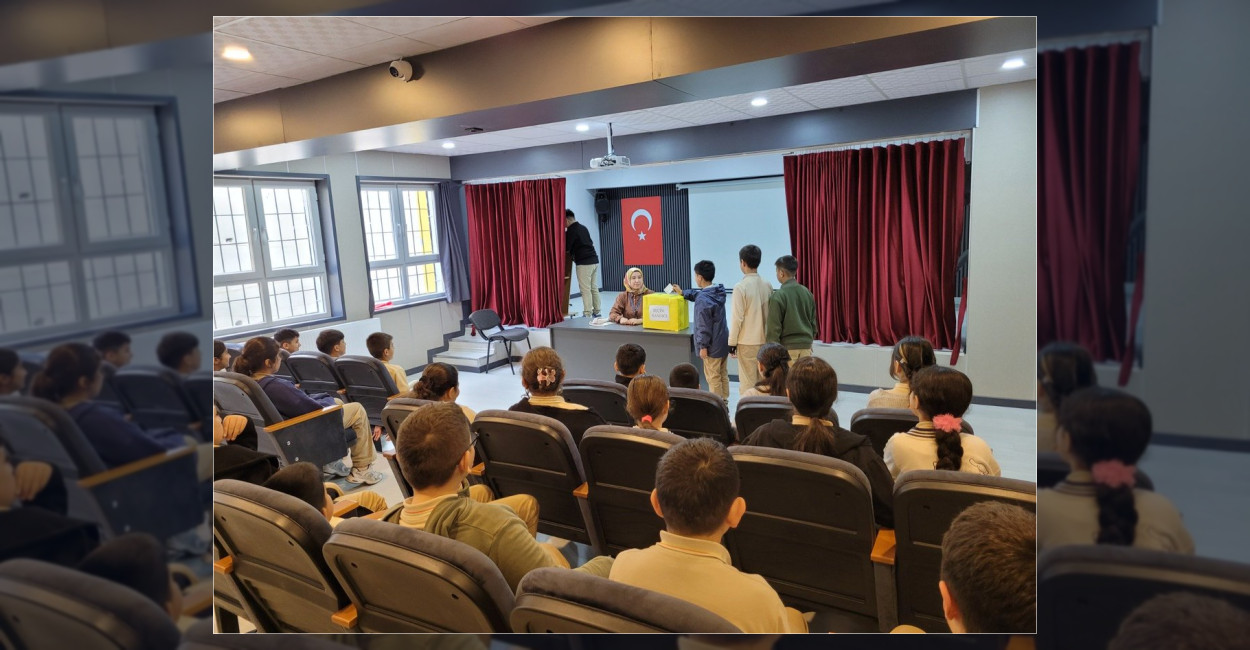 İstanbul Öğrenci Meclisleri Projesi kapsamında Sultanbeyli'deki okullarda Okul Öğrenci Meclis