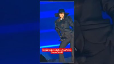 Ünlü şarkıcı Simge Sağın'ın son konserinde tercih ettiği sahne kıyafeti,