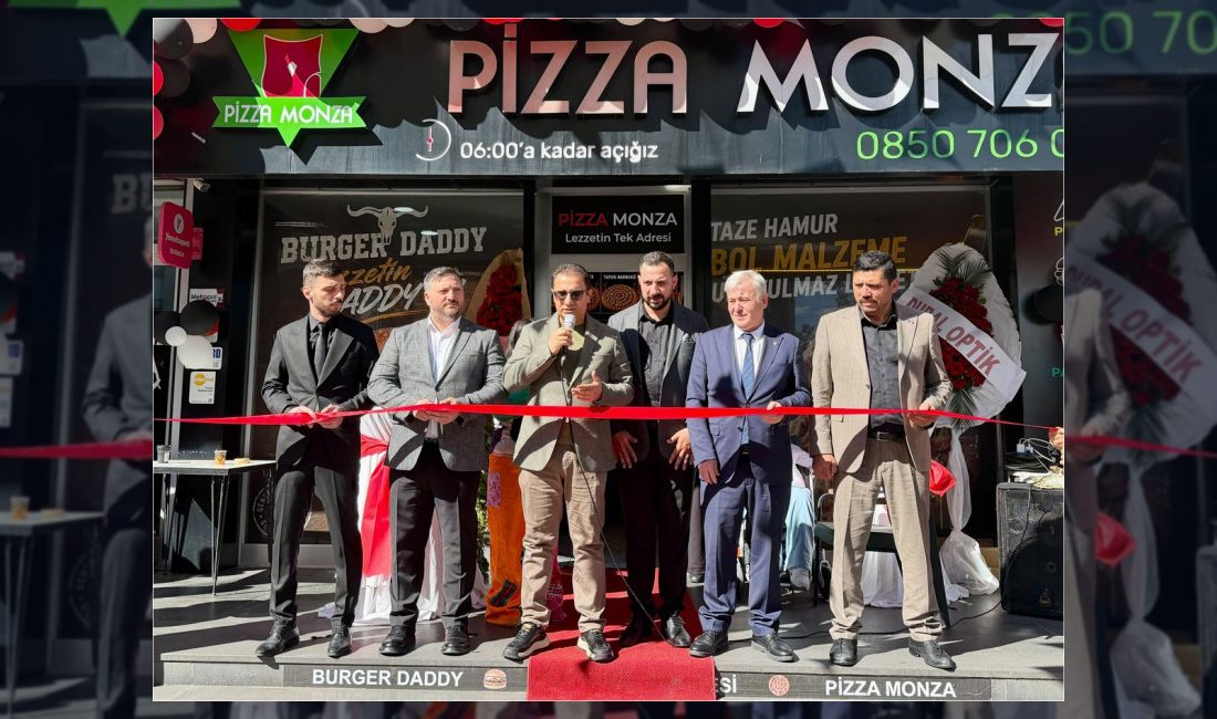 Sancaktepe Kaymakamı Naif Yavuz, ilçede yeni hizmete giren Pizza Monza