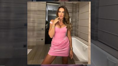 Ünlü şarkıcı Hadise, sosyal medya hesabından pembe kıyafetleriyle çekildiği yeni