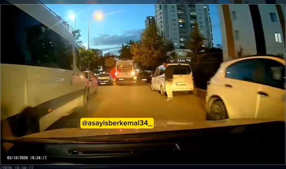 Gaziantep'te sokak başına park edilen otomobile dönüş yaparken çarpan servis