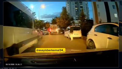 Gaziantep'te sokak başına park edilen otomobile dönüş yaparken çarpan servis