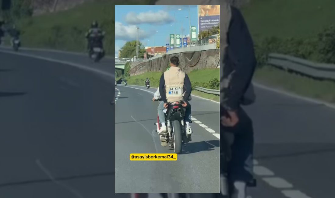 İstanbul'da seyir halindeyken plakası düşen bir motosiklet sürücüsü, çözümü plakayı