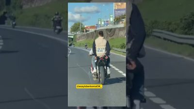 İstanbul'da seyir halindeyken plakası düşen bir motosiklet sürücüsü, çözümü plakayı