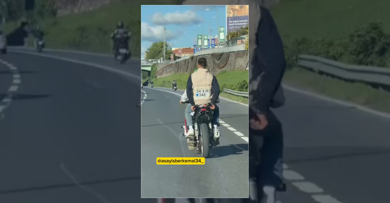 İstanbul'da seyir halindeyken plakası düşen bir motosiklet sürücüsü, çözümü plakayı