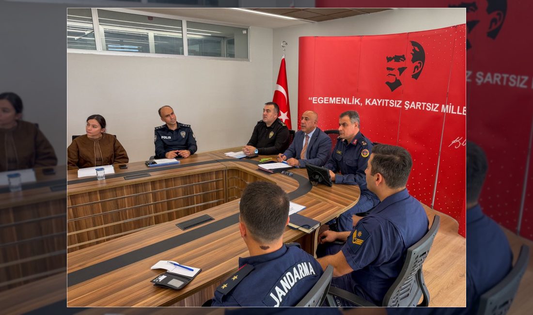 Arnavutköy Kaymakamlığı Toplantı Salonu'nda Kaymakam Mahmut Hersanlıoğlu başkanlığında aylık asayiş