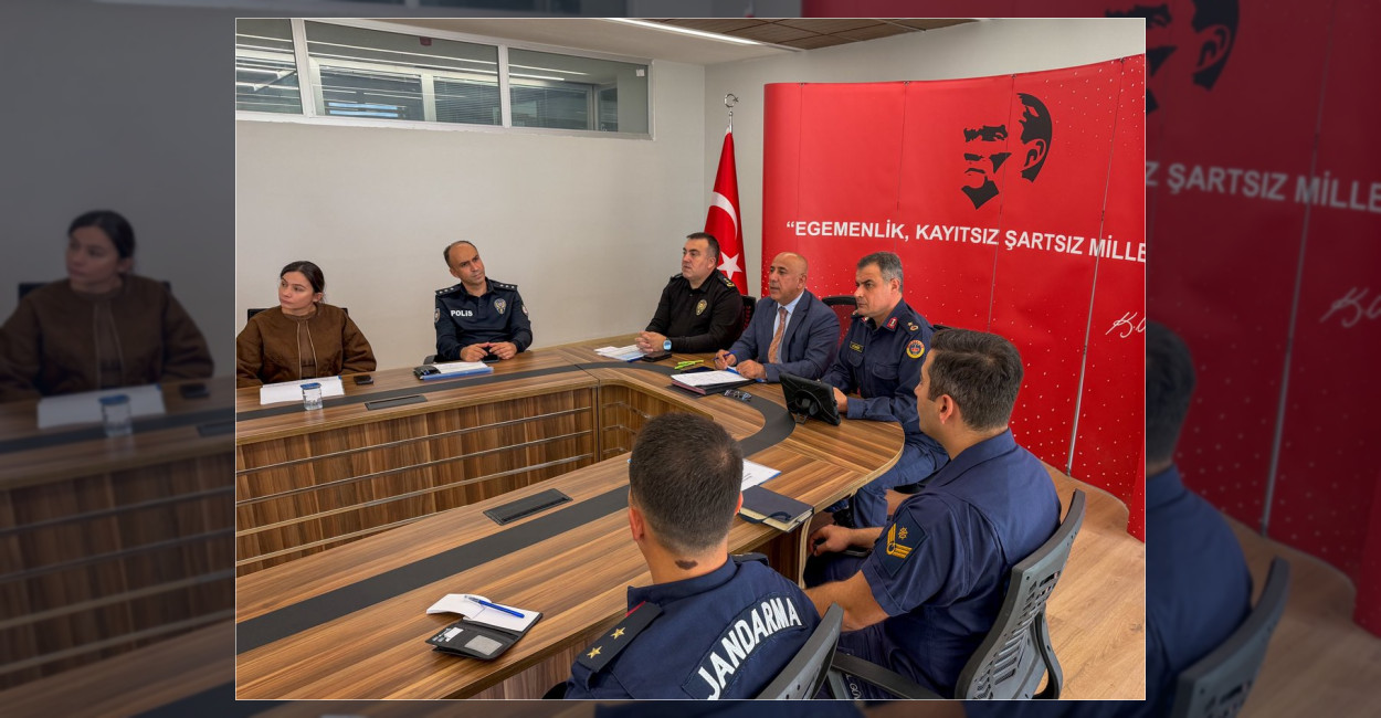 Arnavutköy Kaymakamlığı Toplantı Salonu'nda Kaymakam Mahmut Hersanlıoğlu başkanlığında aylık asayiş