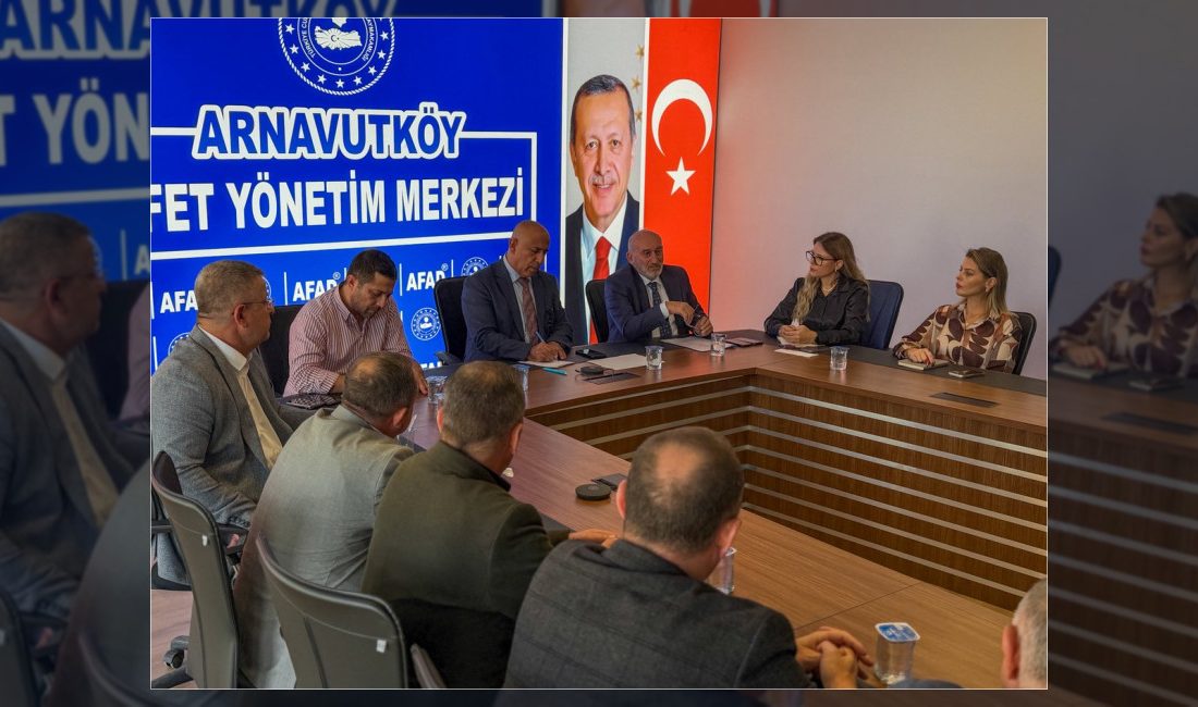Arnavutköy'de Kaymakam Mahmut Hersanlıoğlu başkanlığında aylık muhtarlar toplantısı düzenlenerek mahallelerin