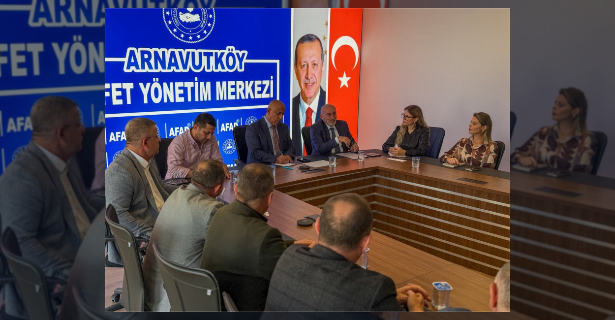 Arnavutköy'de Kaymakam Mahmut Hersanlıoğlu başkanlığında aylık muhtarlar toplantısı düzenlenerek mahallelerin