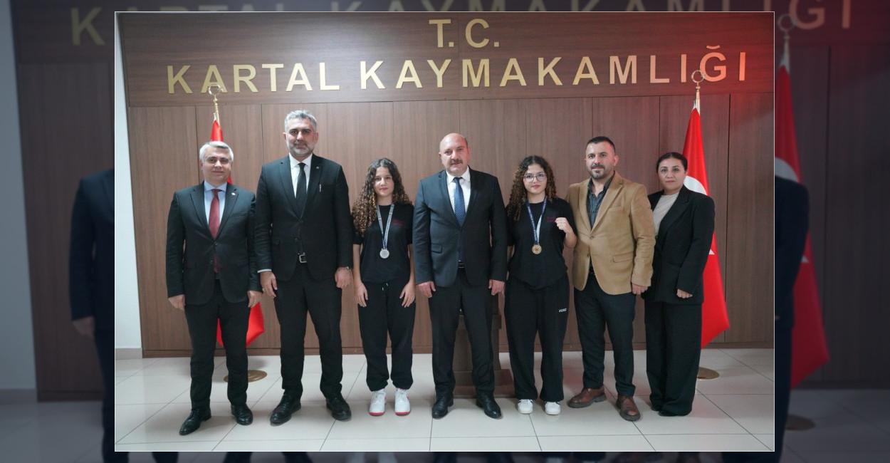 İstanbul Yıldızlar Boks Şampiyonası'nda derece elde eden Kartal Türk Kızılayı