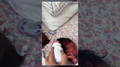 Yeni doğmuş bir bebeğin kendi saçını çektiği anları gösteren görüntüler