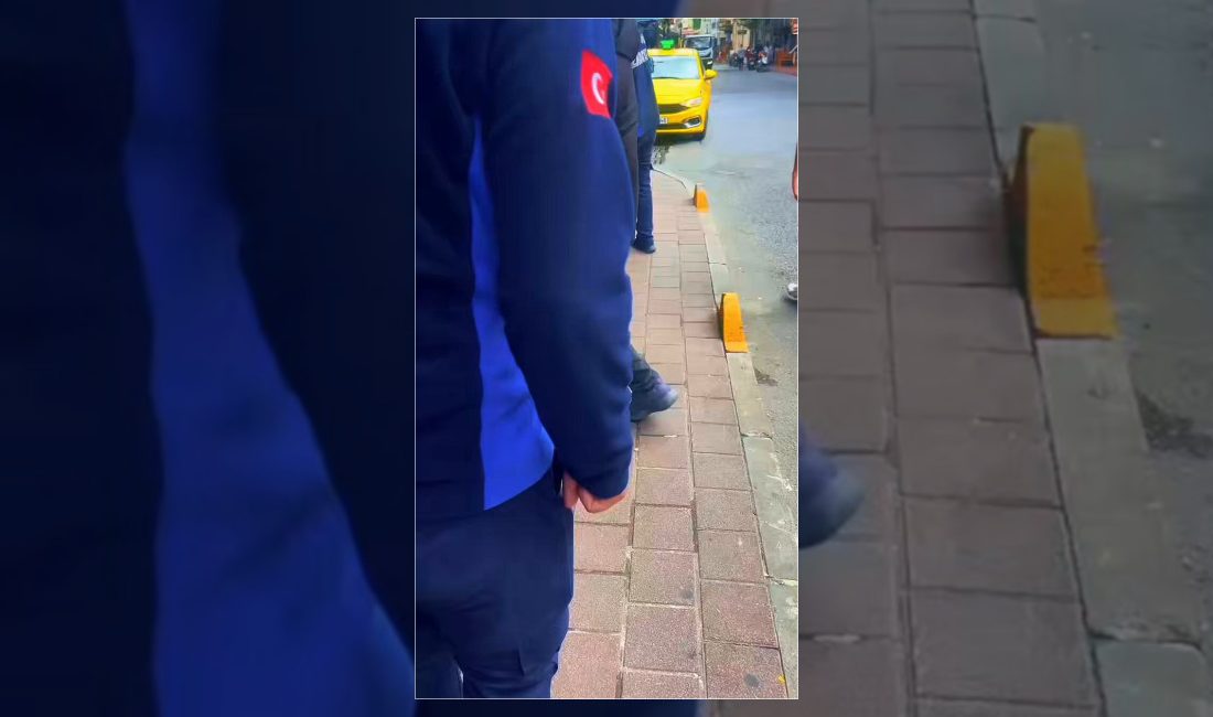 Fatih Belediyesi, yaya geçişini engelleyen saksı, duba ve tabela gibi