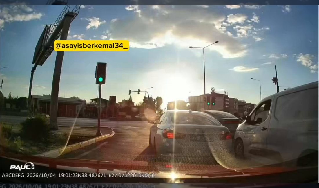İzmir'de kırmızı ışık kuralına uymayan bir otomobilin karışması sonucu trafik
