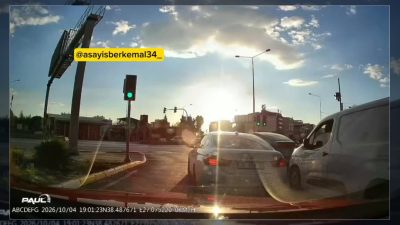İzmir'de kırmızı ışık kuralına uymayan bir otomobilin karışması sonucu trafik