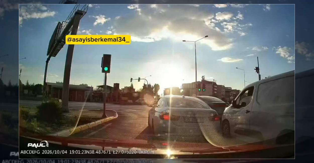 İzmir'de kırmızı ışık kuralına uymayan bir otomobilin karışması sonucu trafik