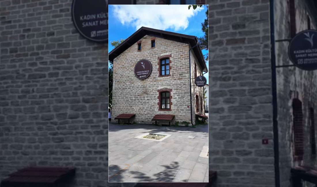 Arnavutköy Belediyesi Kadın Kültür ve Sanat Merkezi mefruşat kursunda kadınlar,