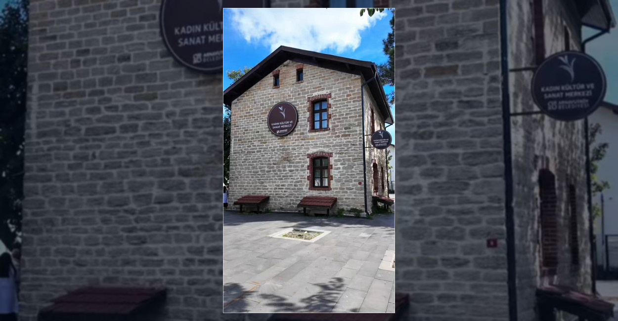 Arnavutköy Belediyesi Kadın Kültür ve Sanat Merkezi mefruşat kursunda kadınlar,