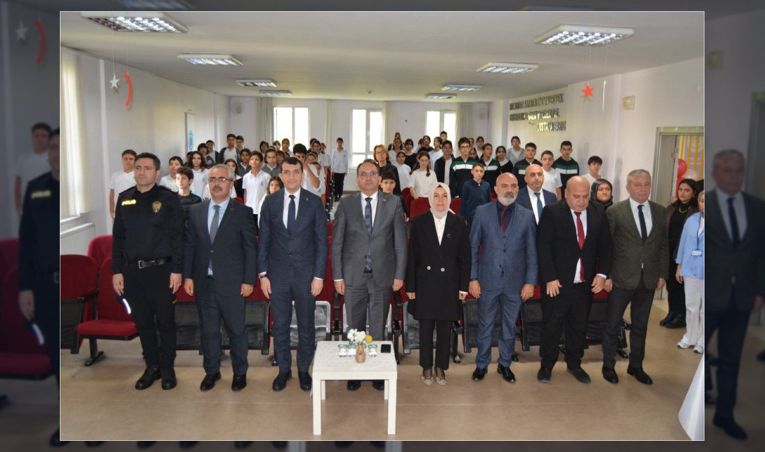 Şişli'deki Talatpaşa Ortaokulu'nda, İstanbul'un kurtuluşunun 103. yıl dönümü dolayısıyla ilçe