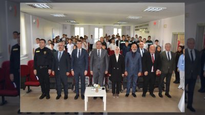 Şişli'deki Talatpaşa Ortaokulu'nda, İstanbul'un kurtuluşunun 103. yıl dönümü dolayısıyla ilçe