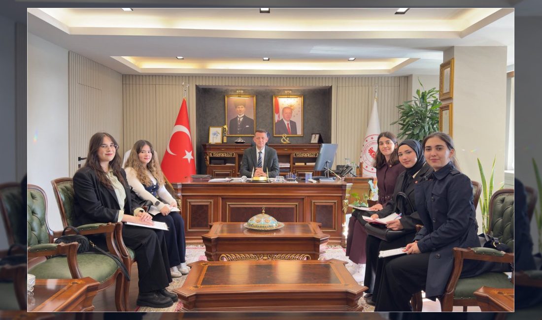 İstanbul Medeniyet Üniversitesi öğrencileri, Beykoz Kaymakamı Dr. Fatih Ürkmezer'i makamında
