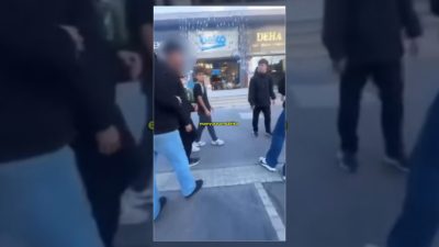 İstanbul Esenyurt'ta okul çıkışında bir araya gelen grup, sebepsiz yere