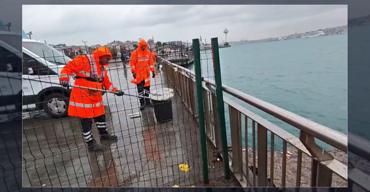 İSTAÇ, yağışların ardından İstanbul kıyılarındaki atıkları temizliyor