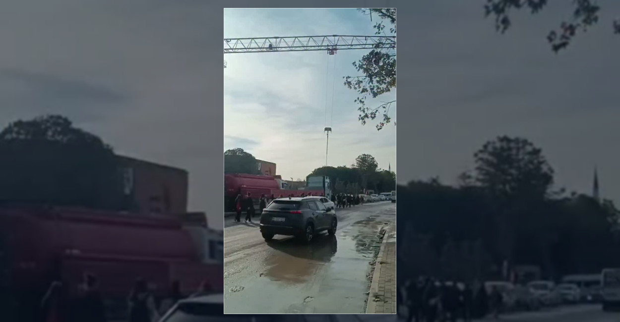 Çekmeköy’de Öğrenciler Trafikte Yürüyor