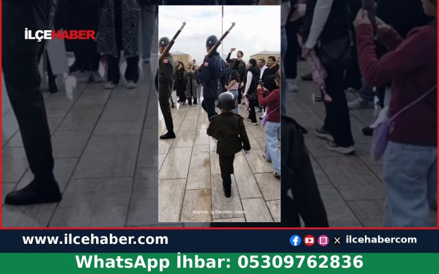 Anıtkabir’de Askerlerin Yürüyüşünü Taklit Eden Çocuk