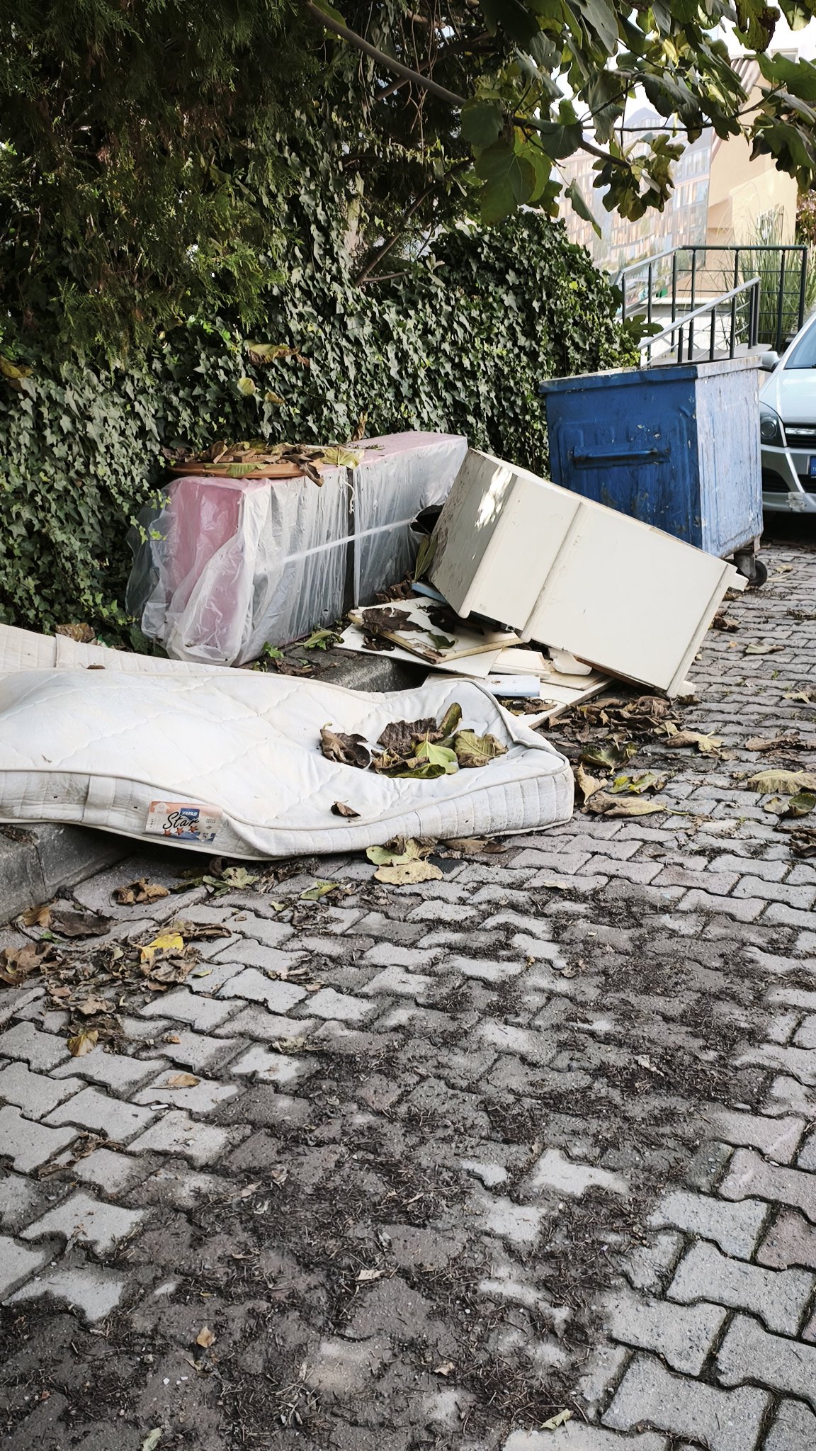 Üsküdar Kuleli'de Sokak Ortasında Atık Yataklar Koku Yaratıyor