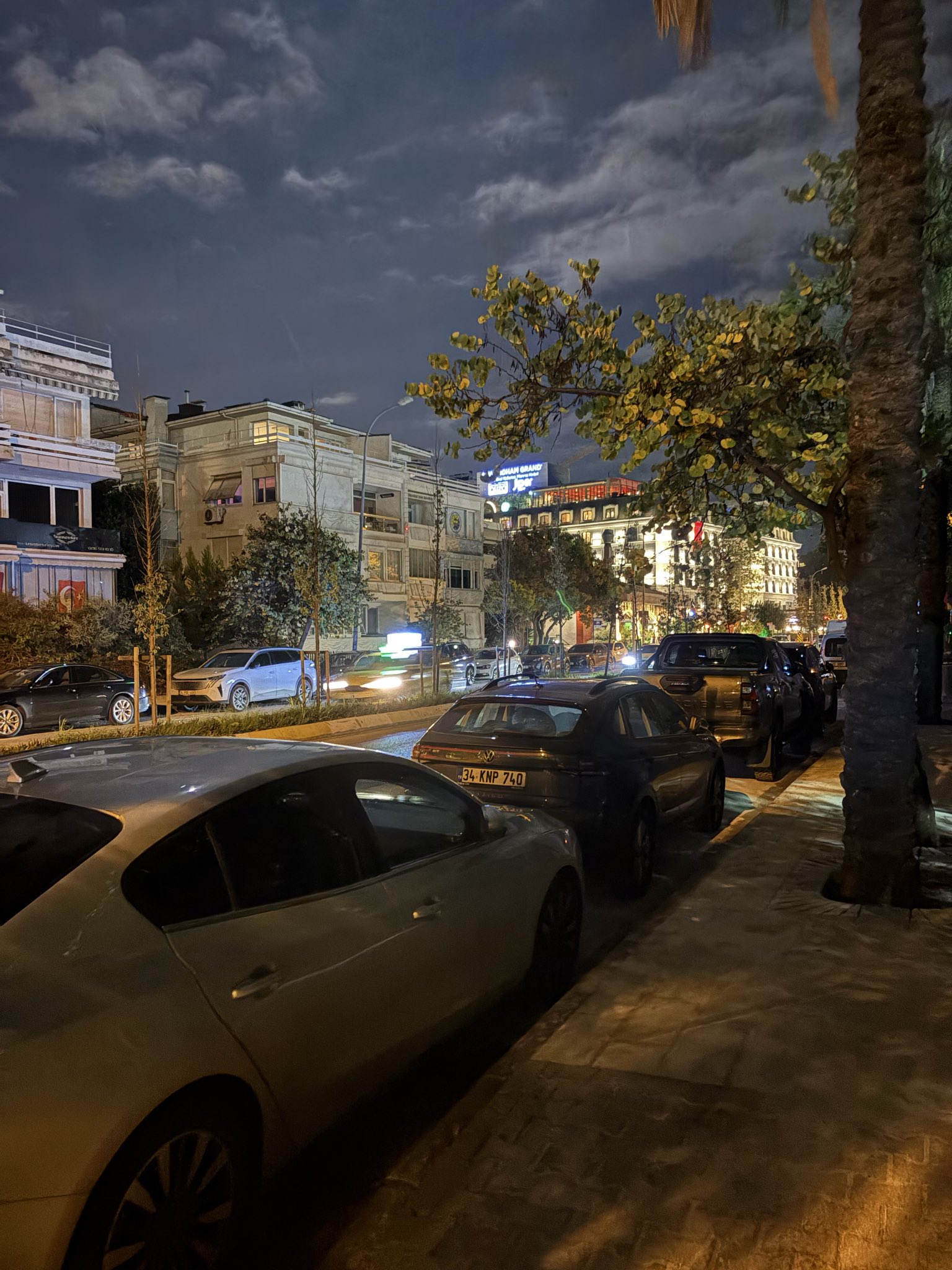 Kalamış Marina Girişindeki Bisiklet Yoluna Park Edilen Araçlar