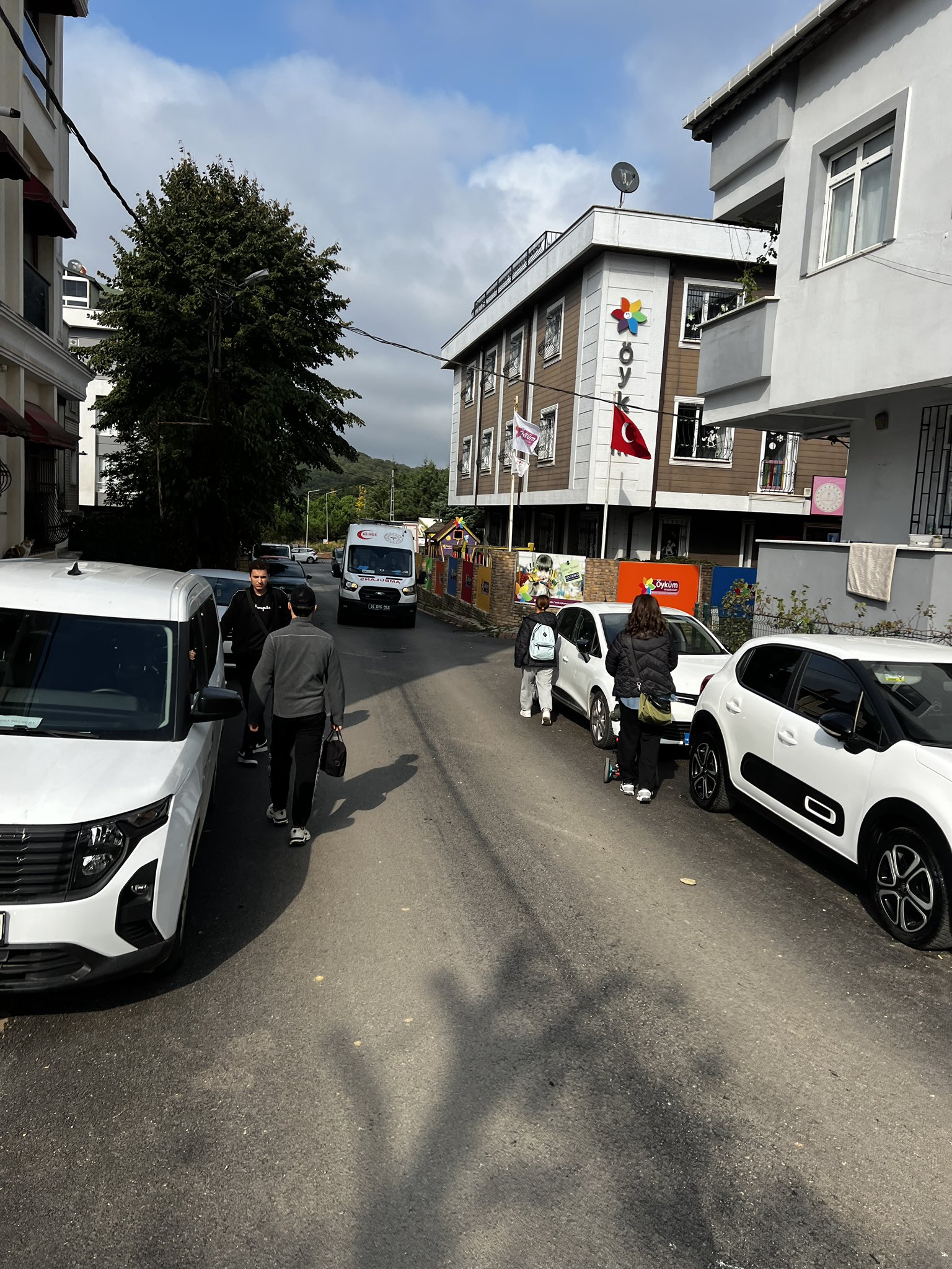 Çekmeköy Sokaklarında Kaldırım Eksikliği Yaşamı Zorlaştırıyor