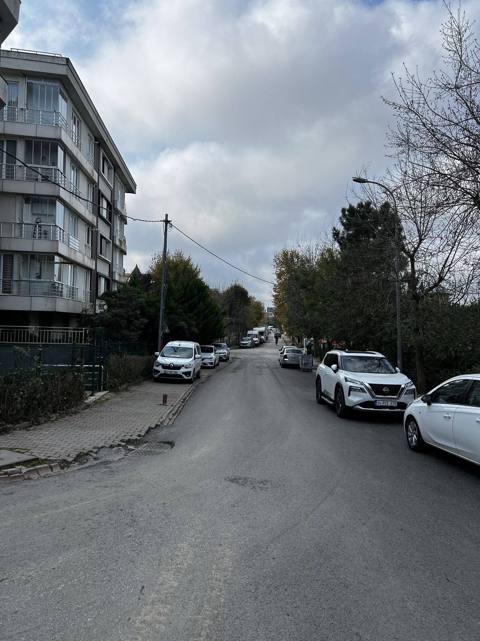 Çekmeköy Sokaklarında Kaldırım Eksikliği Yaşamı Zorlaştırıyor
