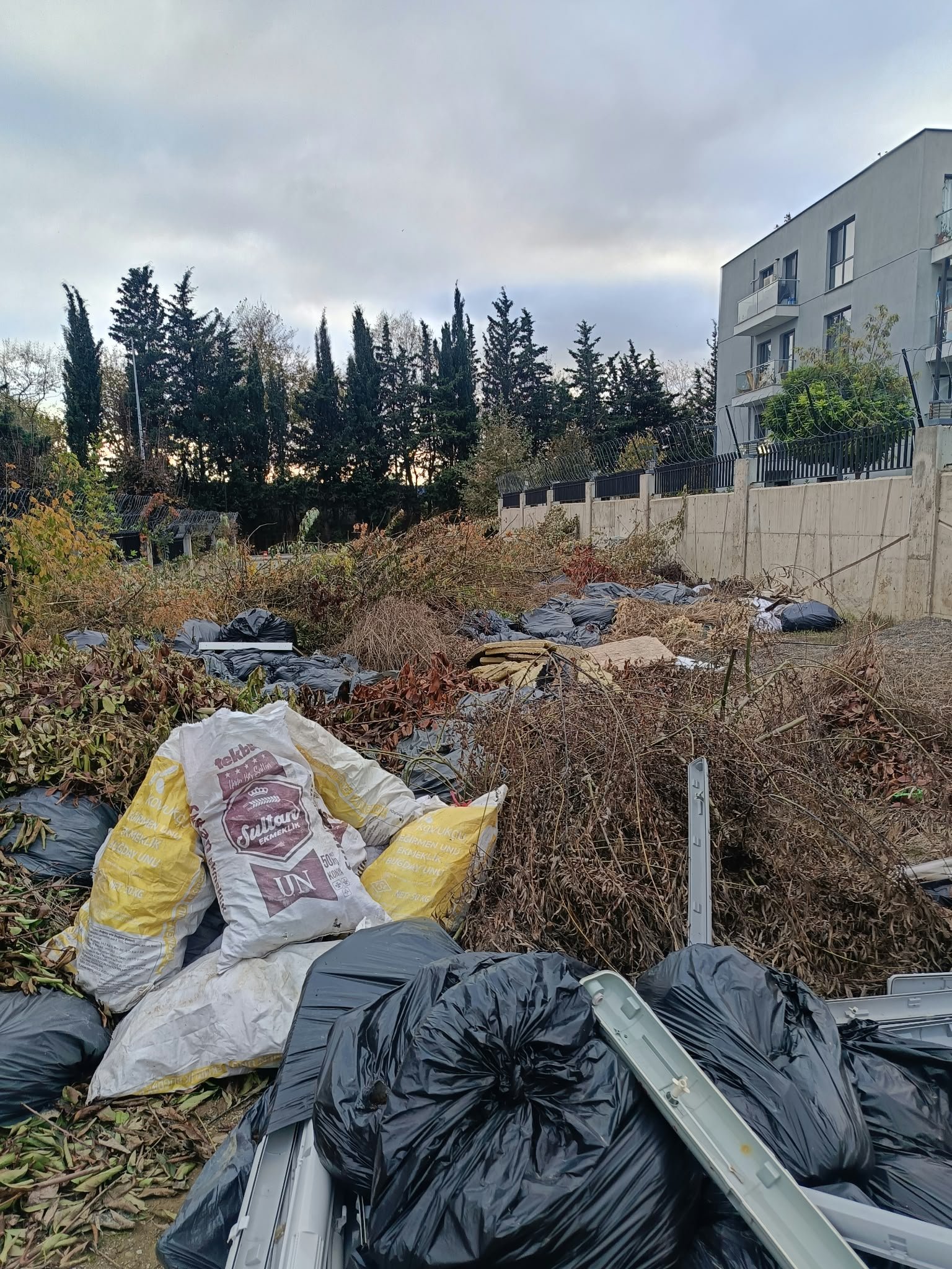 Sancaktepe'de İki Site Arasındaki Alan Çöp Deposuna Döndü