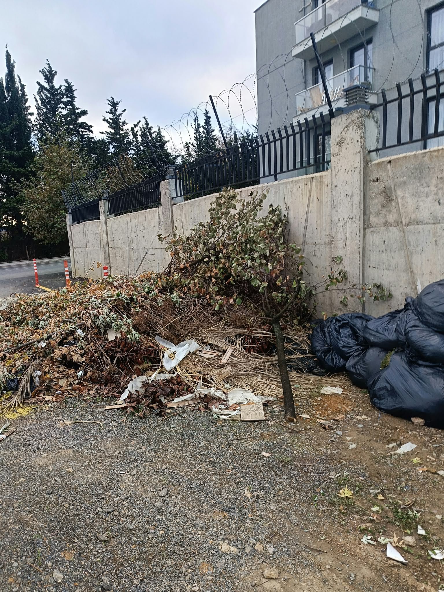 Sancaktepe'de İki Site Arasındaki Alan Çöp Deposuna Döndü