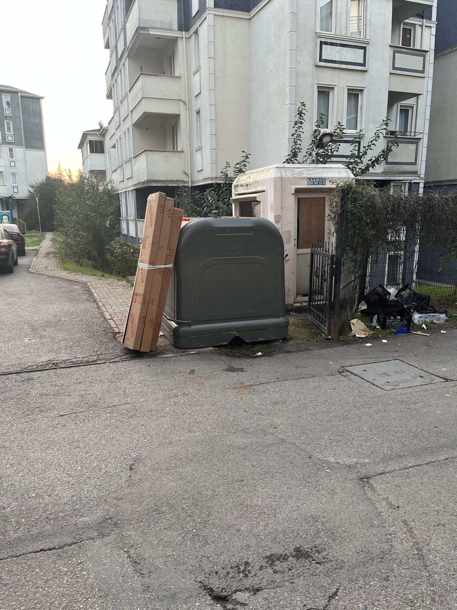 Tuzla'da Sitenin Giriş Kapısına Konulan Çöp Konteyneri Tepki Çekti
