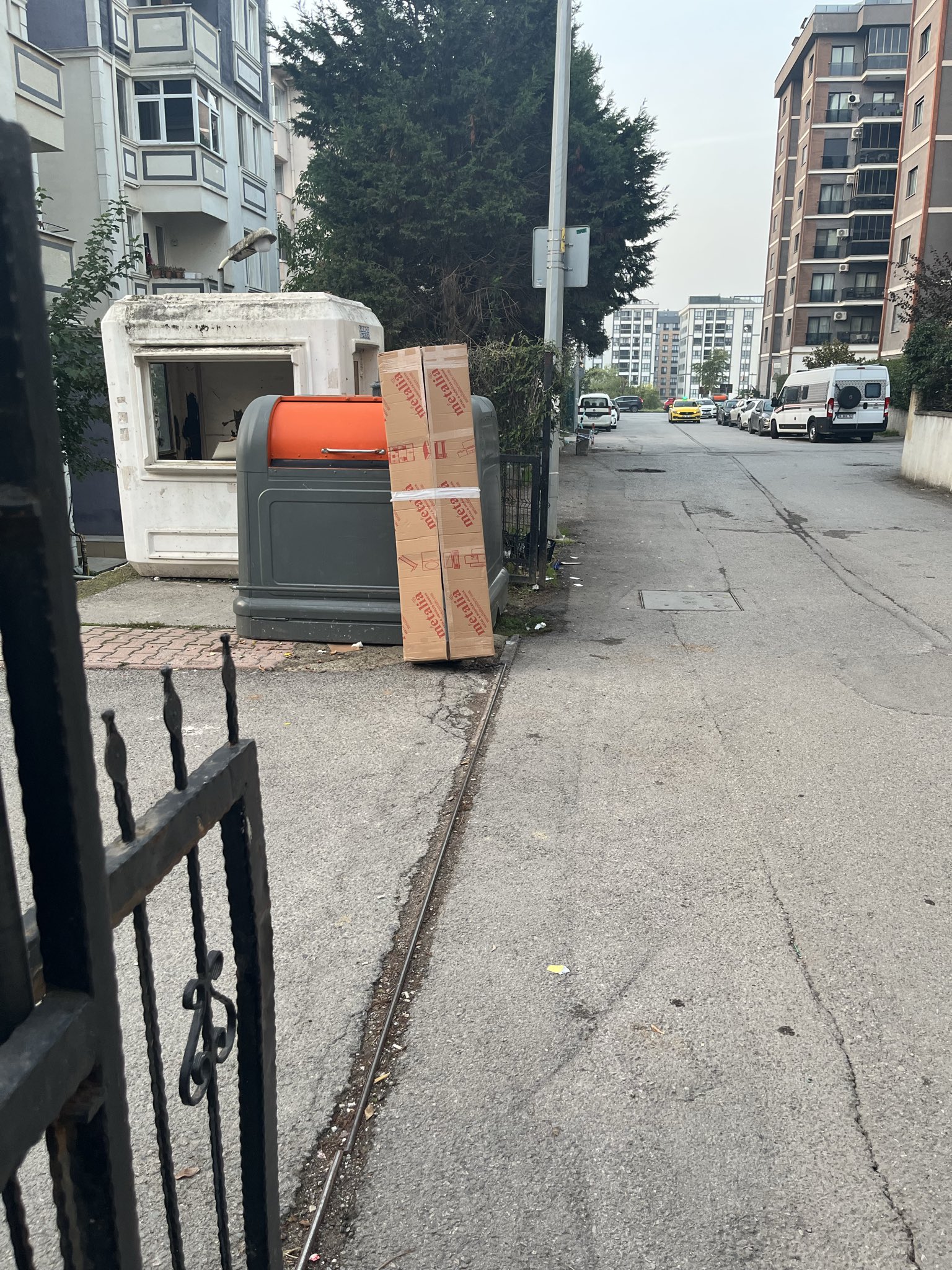 Tuzla'da Sitenin Giriş Kapısına Konulan Çöp Konteyneri Tepki Çekti