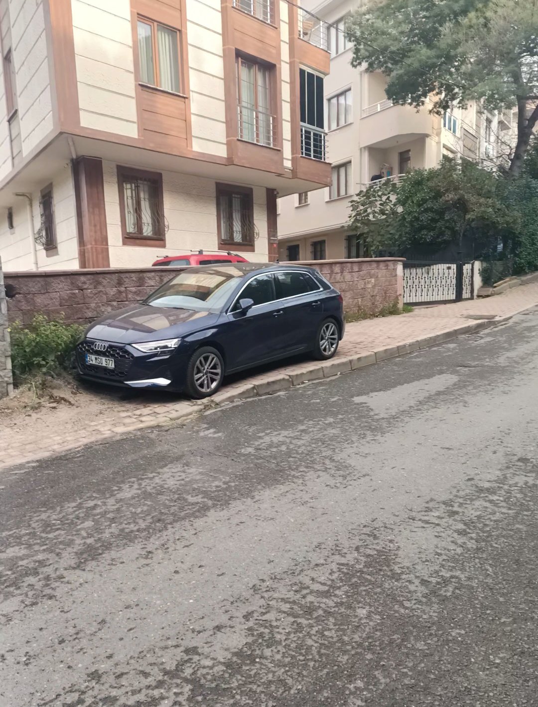 Çekmeköy Ertuğrul Gazi Caddesi'nde Kaldırım Parkı Ulaşımı Engelliyor