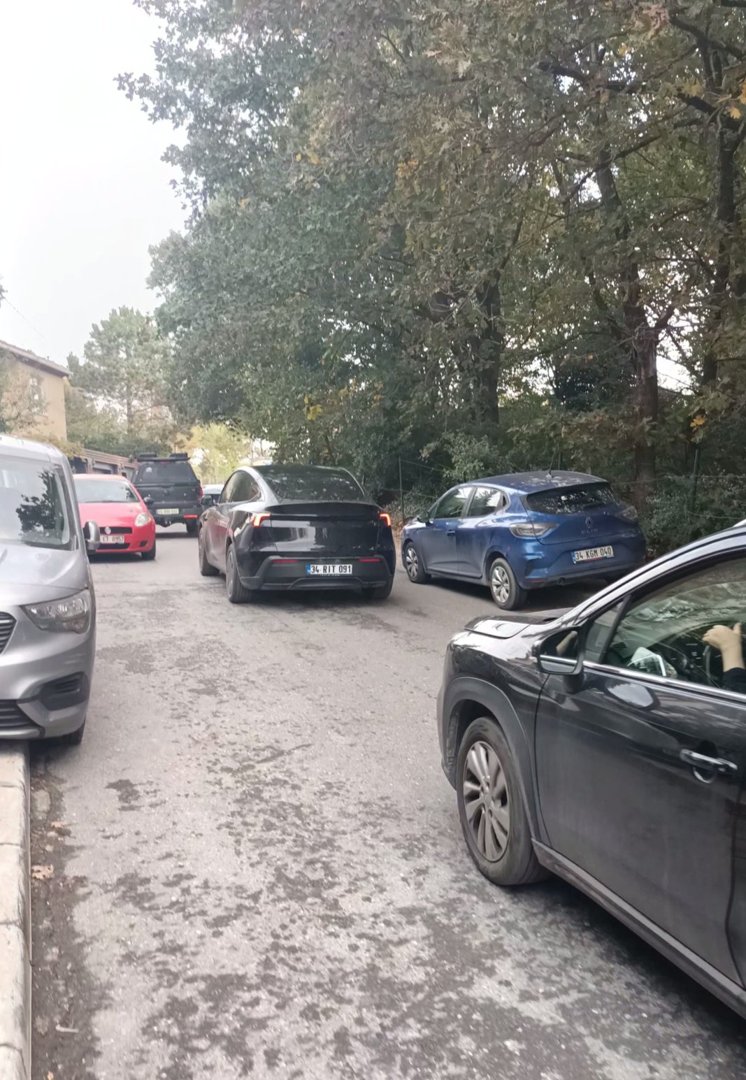 Çekmeköy Ertuğrul Gazi Caddesi'nde Kaldırım Parkı Ulaşımı Engelliyor