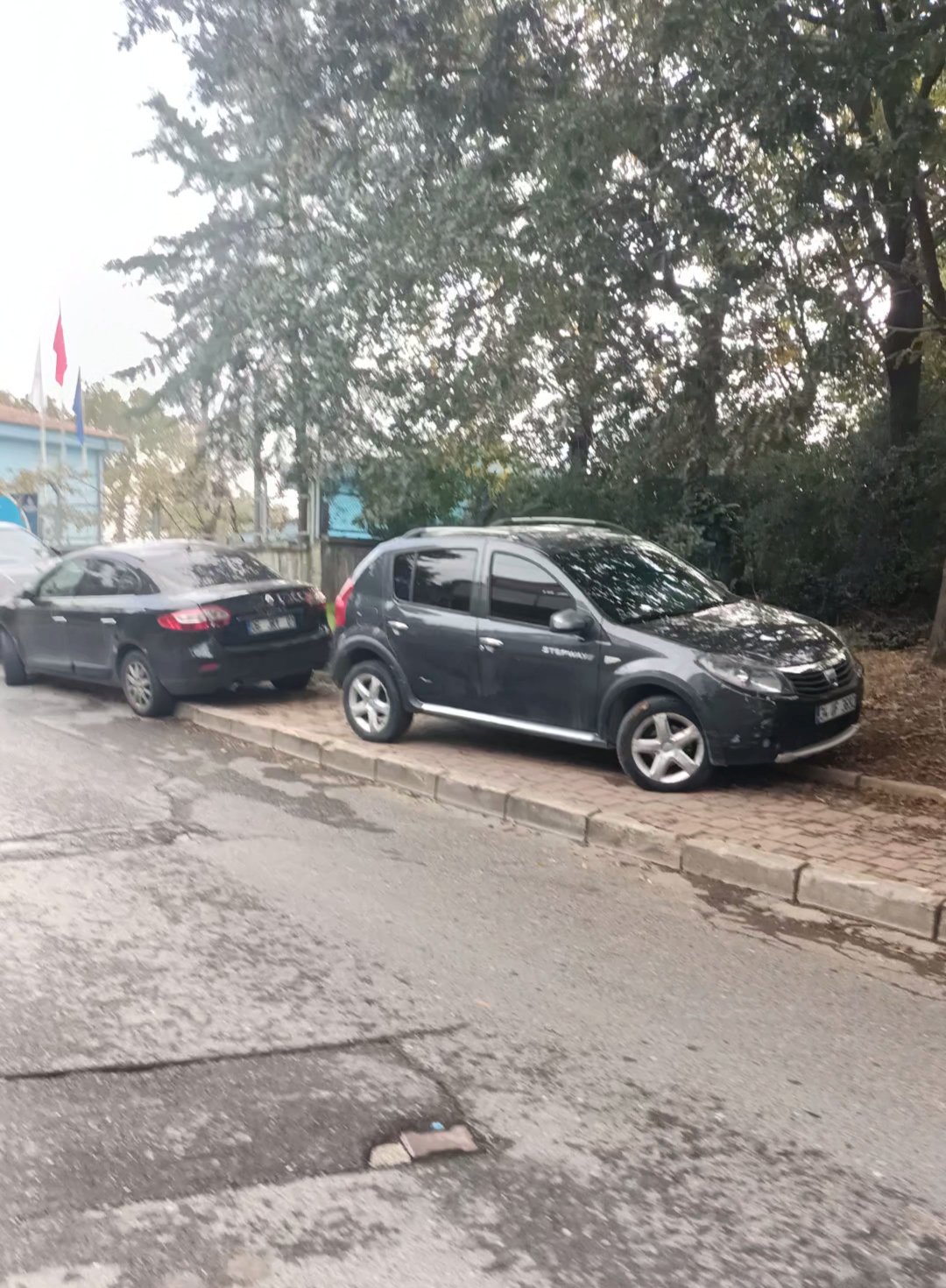 Çekmeköy Ertuğrul Gazi Caddesi'nde Kaldırım Parkı Ulaşımı Engelliyor