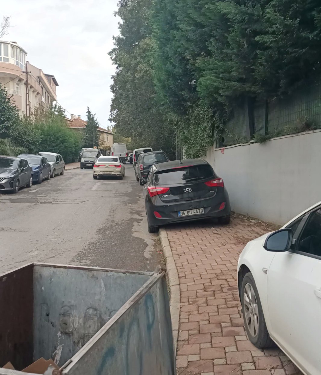 Çekmeköy Ertuğrul Gazi Caddesi'nde Kaldırım Parkı Ulaşımı Engelliyor