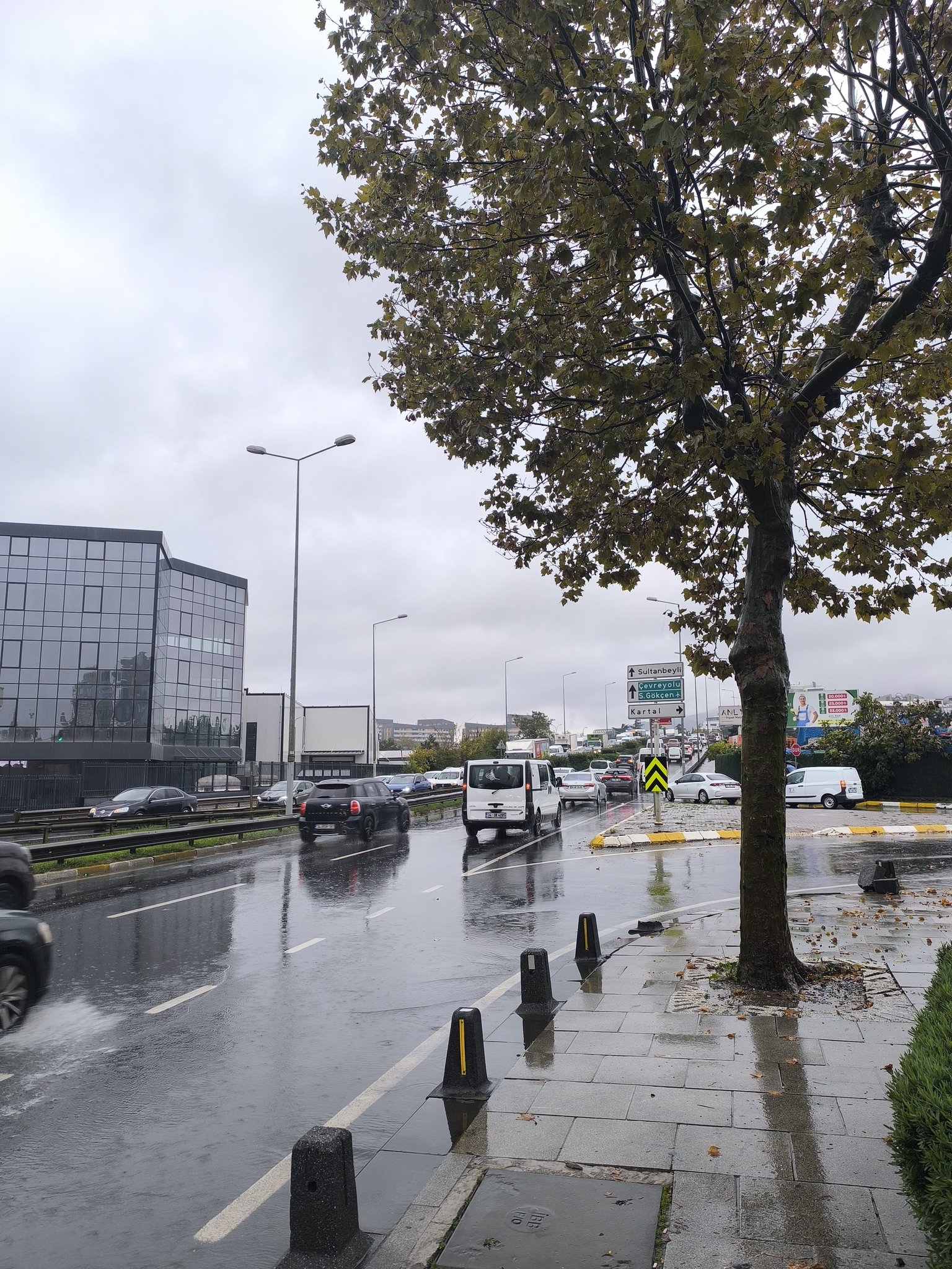 Sancaktepe Bakkal Durağı'nda Trafik Yoğunluğu Sürüyor