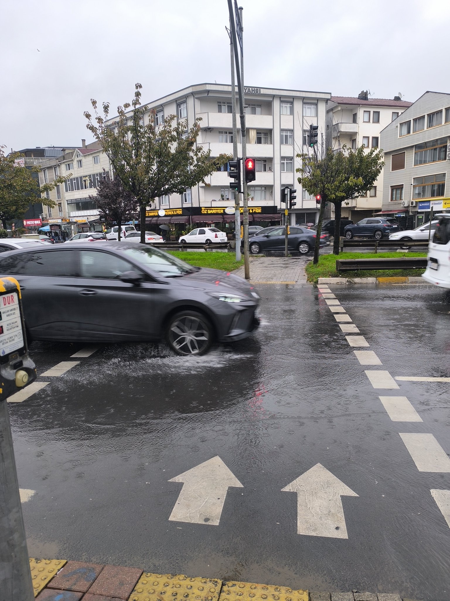 Bakkal Durağı Işıklarında Su Birikintisi Çilesi