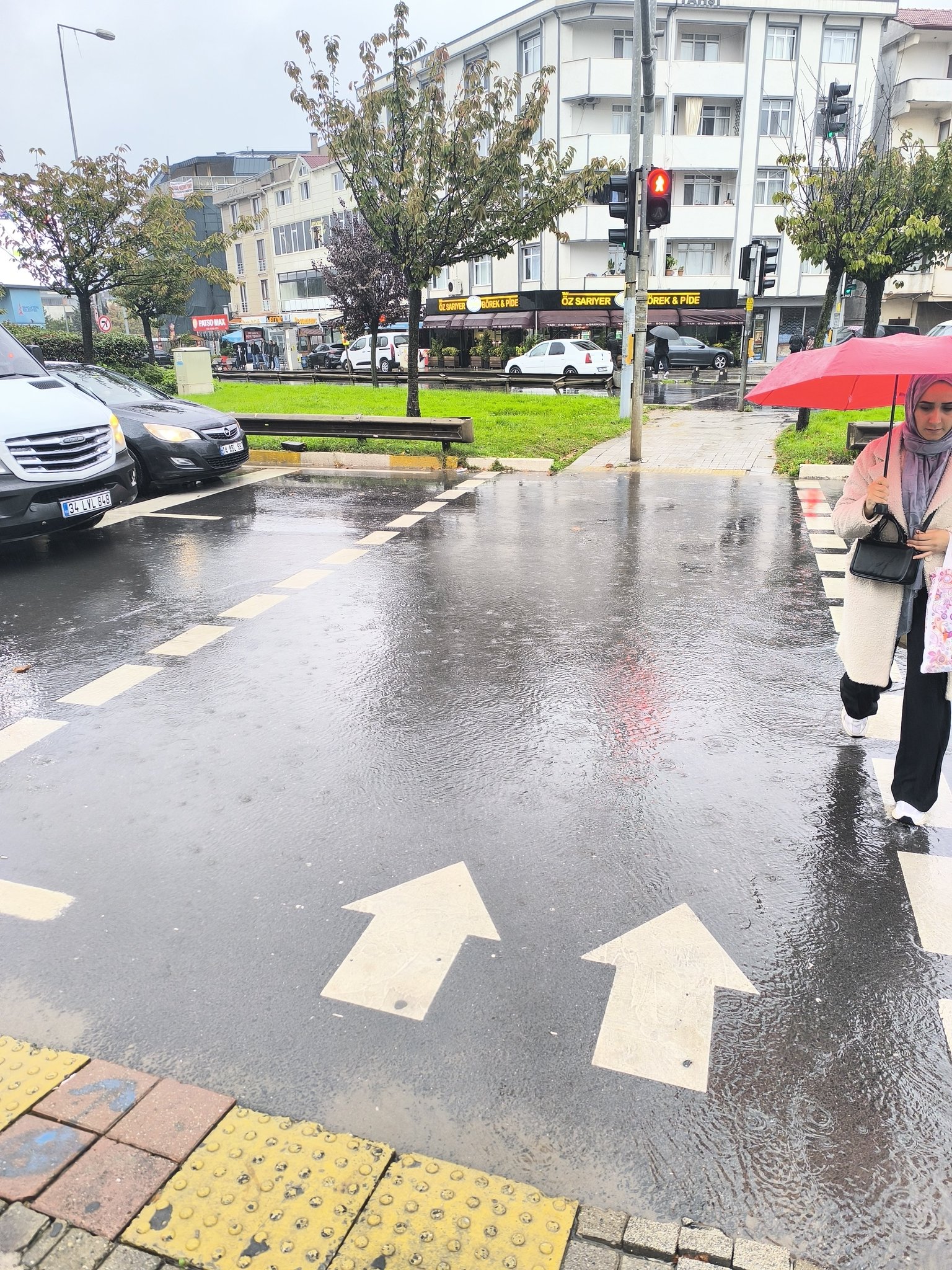 Bakkal Durağı Işıklarında Su Birikintisi Çilesi