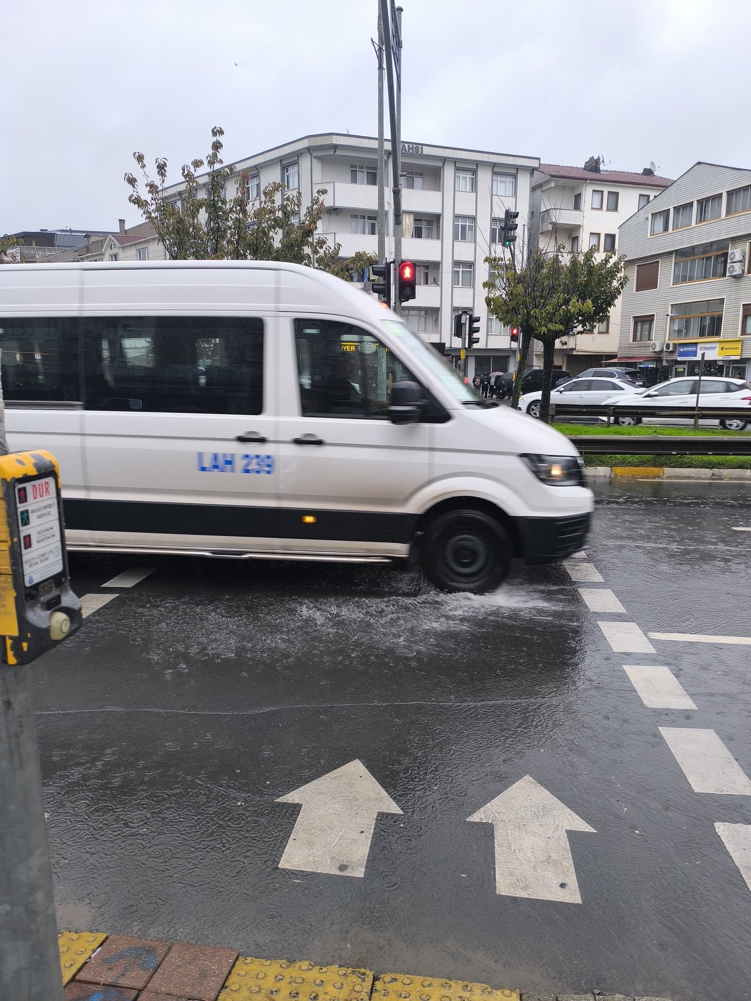 Bakkal Durağı Işıklarında Su Birikintisi Çilesi