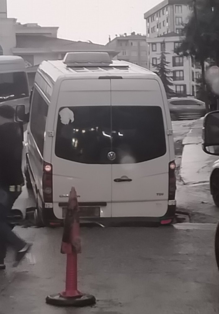 Pendik'te Yağmur Sonrası Yol Çökmesi