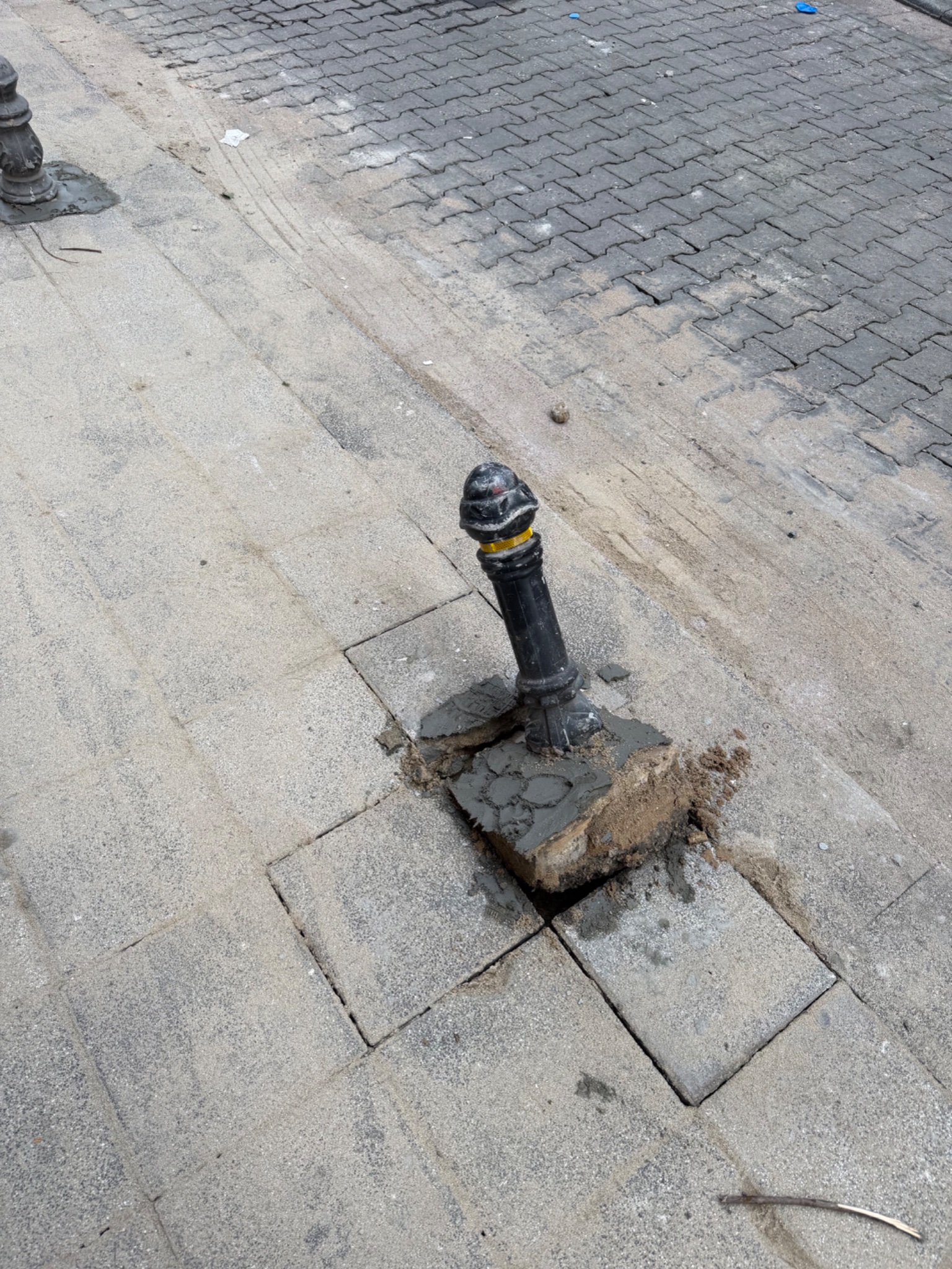Cemal Süreyya Sokak'ta Yeni Dökülen Yol Zarar Gördü