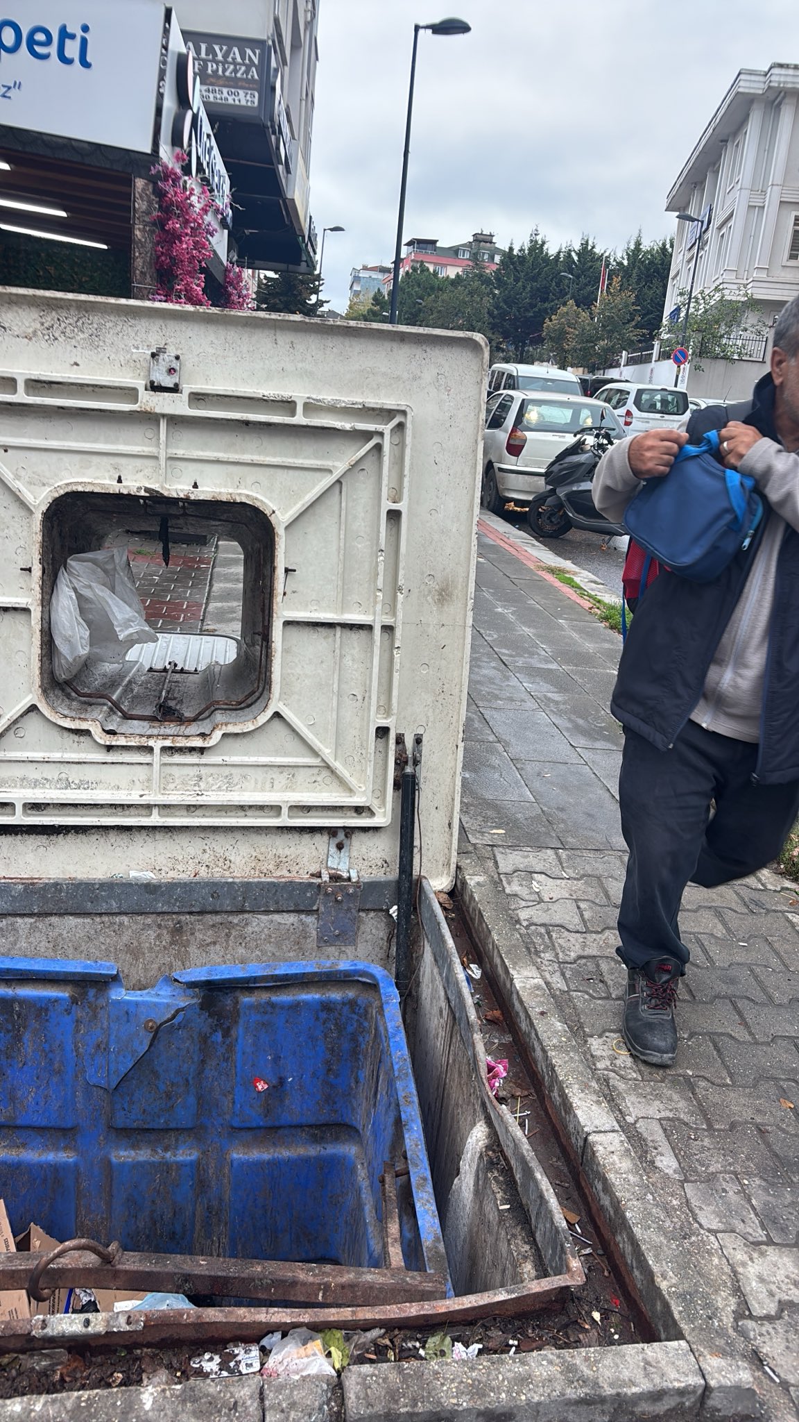 Pendik'te Açık Kalan Yer Altı Çöp Konteyneri Çevreye Risk Oluşturuyor