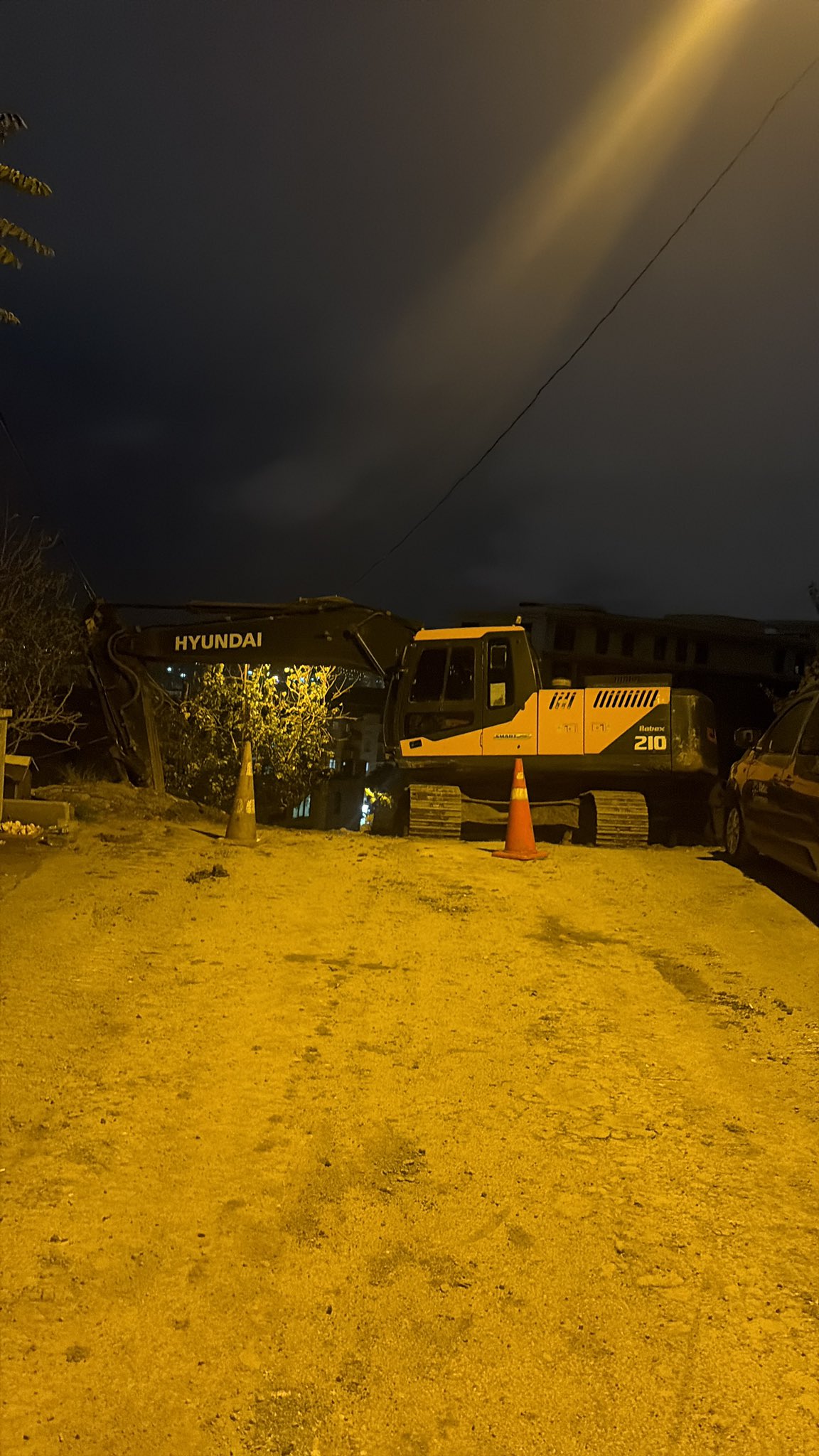 Pendik Orta Mahalle'de Kazı Araçları Yolu Kapattı